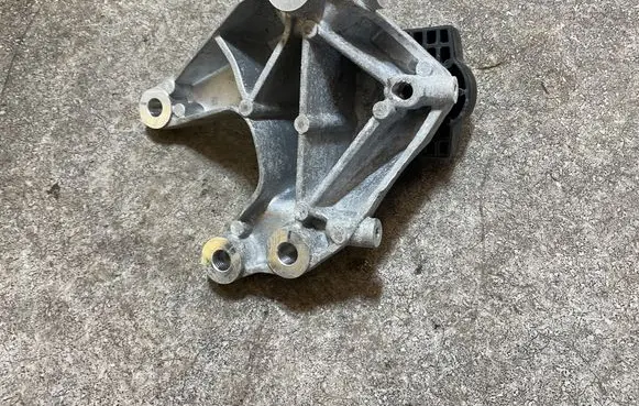 Volvo XC40 Engine mount bracket 32380056 A519CA3