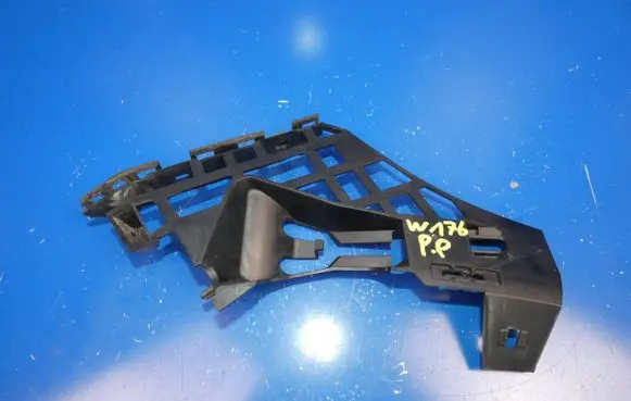 Mercedes-Benz A W176 Front bumper mounting bracket A1768850421 280000012R