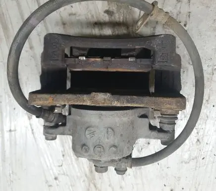 Toyota Prius (XW50) Front brake caliper