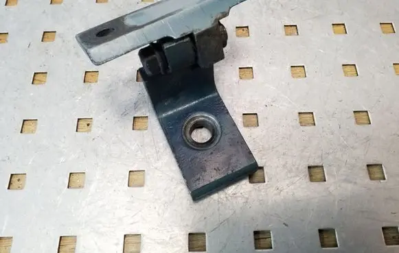 BMW 5 E60 E61 Front door upper hinge 7068074
