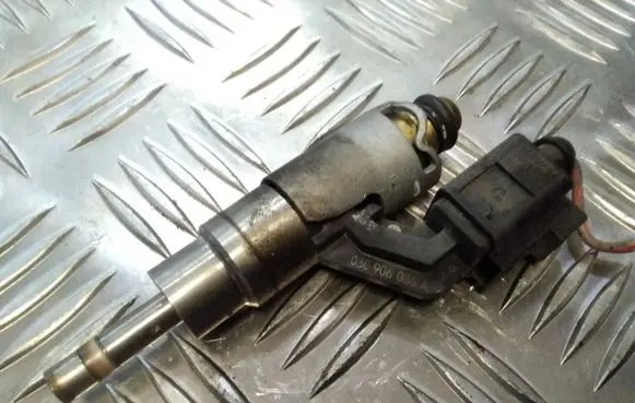 Volkswagen Golf V Fuel injector 0261500016 03C906036A