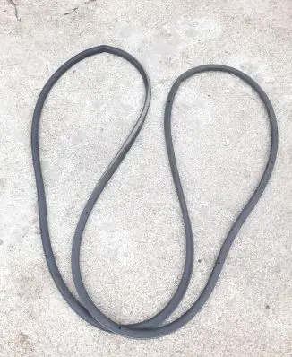 Porsche Macan (95B) Rubber seal front coupe door 