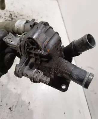 Peugeot 5008 Thermostat housing 9684588980