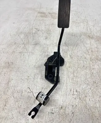 Hyundai i20 (PB PBT) Accelerator throttle pedal 327001J200