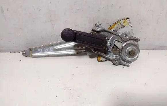 Rear door manual window regulator