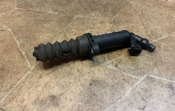Clutch slave cylinder