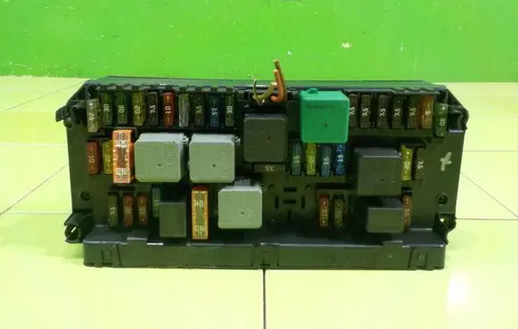 Mercedes-Benz E W212 Fuse box set A2129000006 BEZPIECZNIKOW