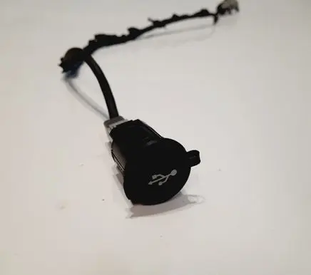 Nissan Navara D40 USB socket connector 25975ZS30USB