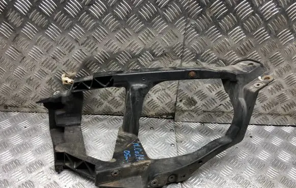 Headlight/headlamp mounting bracket