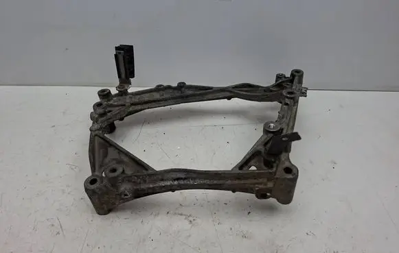 Engine mounting bracket