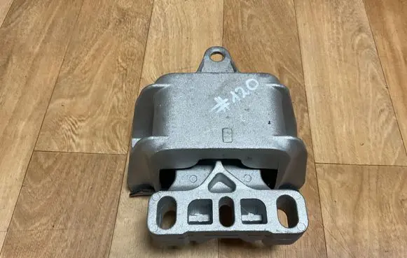 Volkswagen PASSAT B6 Engine mount bracket G0010002008 T10621471