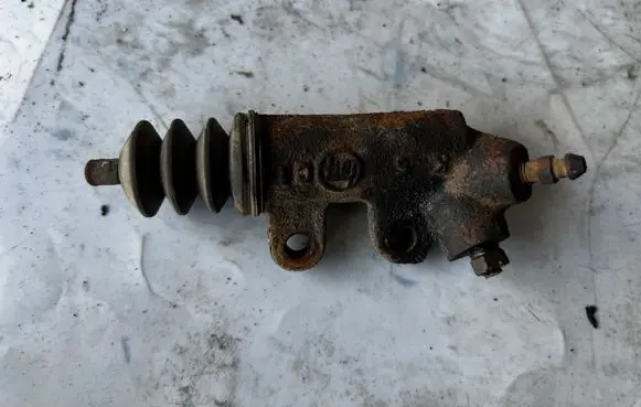 Toyota RAV 4 (XA20) Clutch slave cylinder