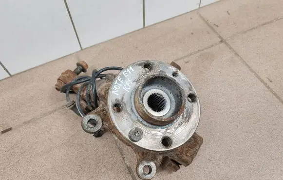 Nissan Note (E11) Front wheel hub 