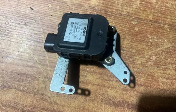 Audi A6 S6 C5 4B Air flap motor/actuator 4B1820511D 0132801125