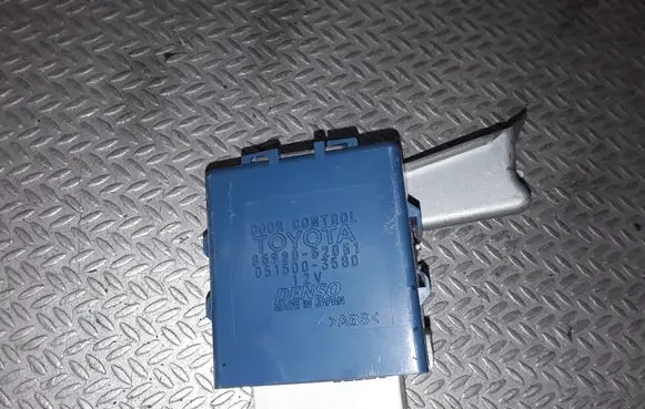 Toyota Yaris Door control unit/module 8598052051 0515003580