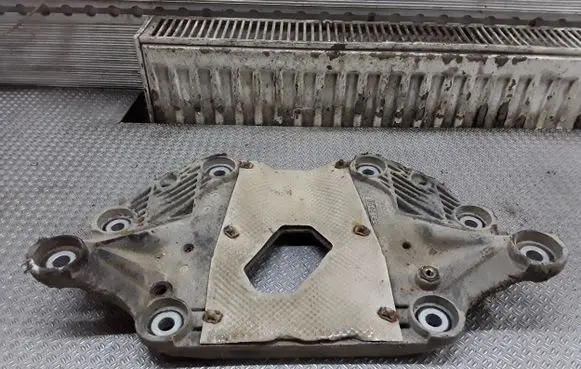 Volvo XC70 Rear differential/diff mount bracket 