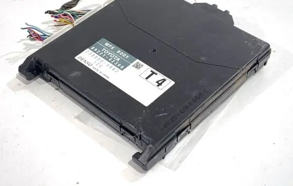 Toyota RAV 4 (XA40) Central body control module 89221-42300