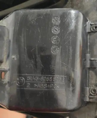 BMW 5 E39 Front trunk storage compartment 51458268525