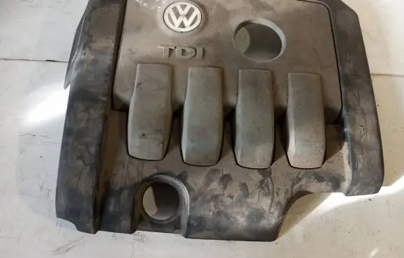 Volkswagen PASSAT B6 Engine cover (trim) 03G103925BP