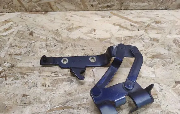 Engine bonnet/hood hinges