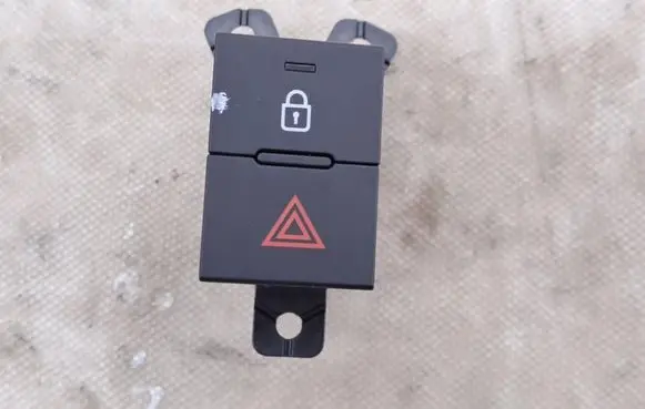 Hyundai i20 (BC3 BI3) Hazard light switch 93790Q0900