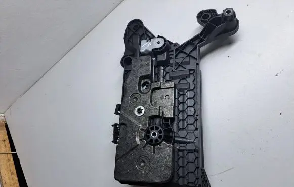 Volkswagen PASSAT B8 Battery tray 5Q0915321K