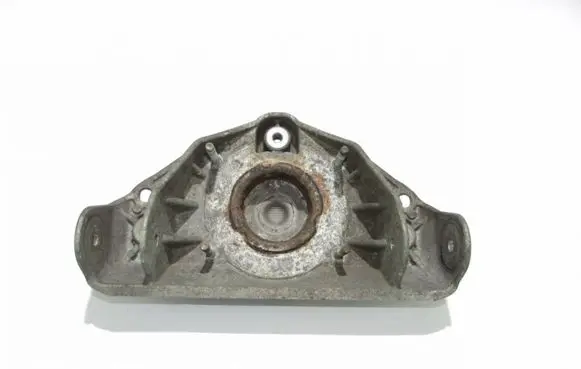 Volkswagen Touareg I Front shock absorber mounting bracket 