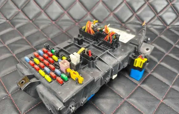 Hyundai Coupe Central body control module 954802C440 A1000489