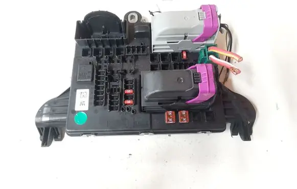Opel Insignia A Fuse module 1327732104 18181509111