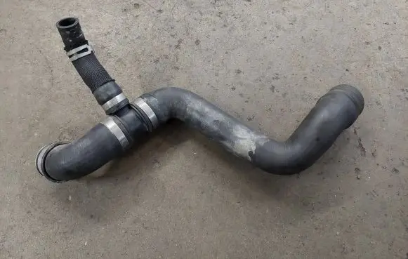 Mercedes-Benz R W251 Engine coolant pipe/hose A2515011582