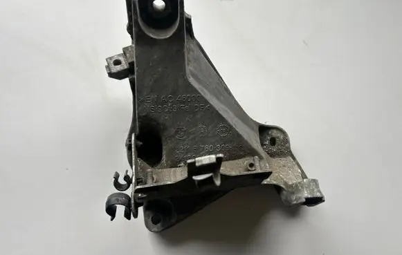 BMW 3 E90 E91 Engine mounting bracket 24168110