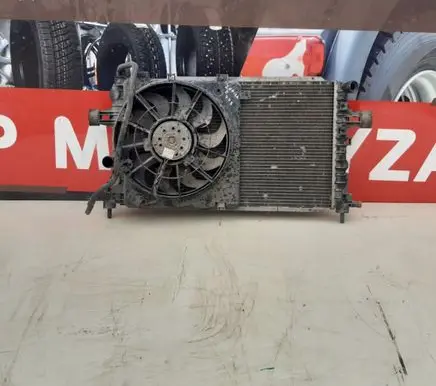 Opel Zafira B Coolant radiator 13156845