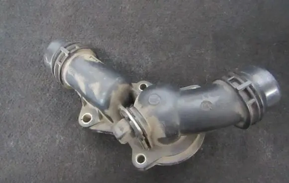BMW 5 E39 Engine coolant pipe/hose 1436824 1436823