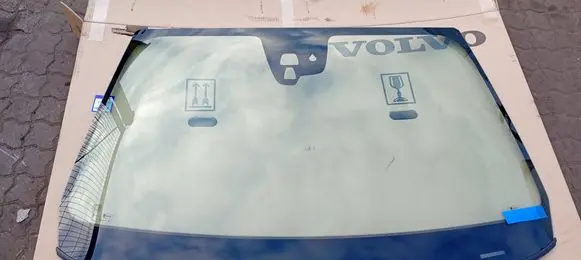 Volvo XC60 Front windscreen/windshield window 31424515