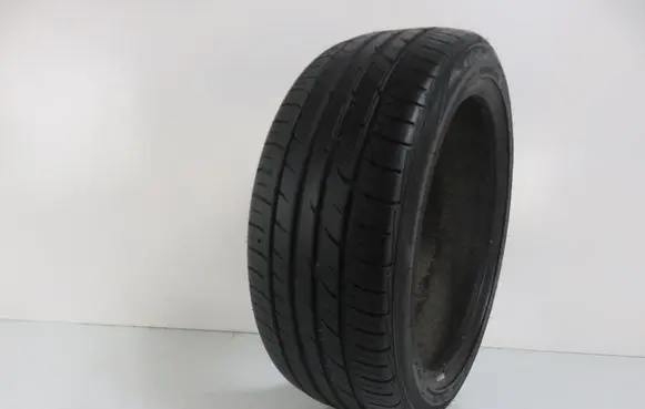 Volkswagen Golf V R16 summer tire 