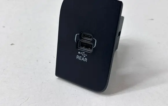 Jeep Grand Cherokee WL USB socket connector 68381663Aa 6PM69TRMAA FC00ABJ53143