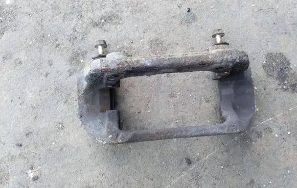Mercedes-Benz C W203 Front Brake Caliper Pad/Carrier 