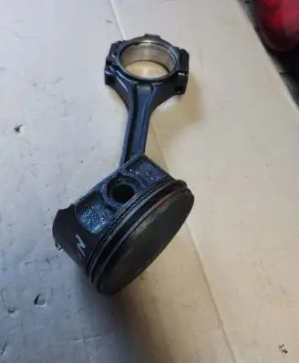 Lincoln Navigator Piston with connecting rod