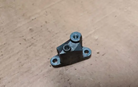 Jeep Grand Cherokee (WJ) Engine mounting bracket