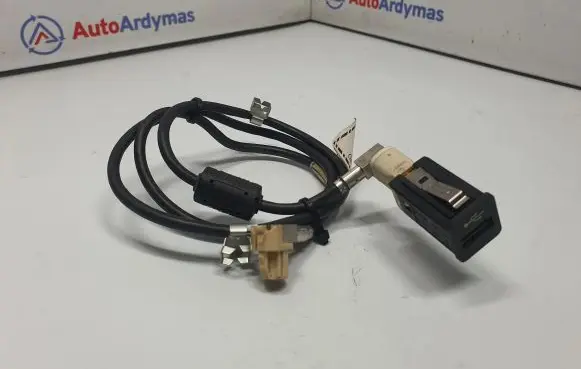 BMW X5 E70 USB socket connector 9167196 61319167196 84109237656