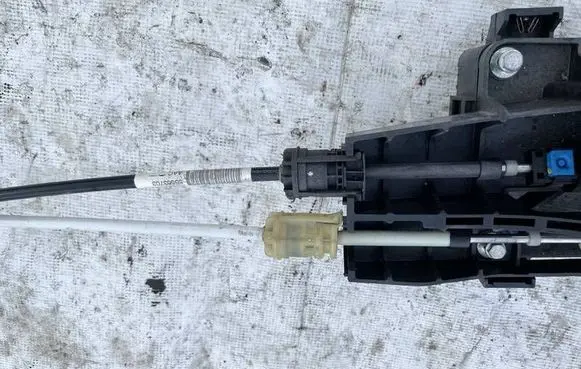 Opel Astra J Gear shift cable linkage 55563703