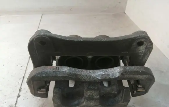 Toyota Prius (XW50) Front brake caliper 4533