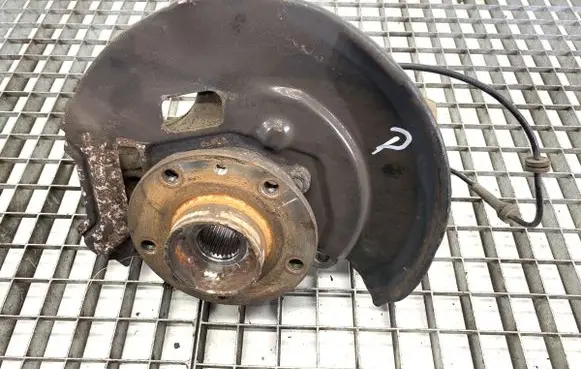 Nissan Qashqai Front wheel hub spindle knuckle