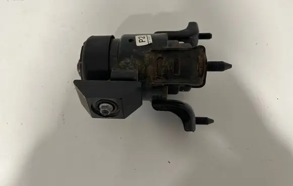 Engine mount bracket