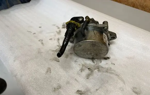 Opel Astra J Vacuum pump 55221036