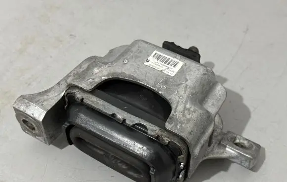 Mini One - Cooper Coupe R56 Engine mount bracket 6778645