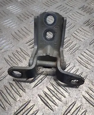 Nissan Qashqai Front door lower hinge 