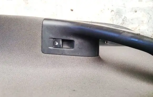 Volkswagen Golf V Electric window control switch