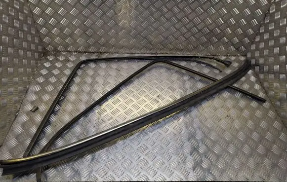 Mercedes-Benz S W140 Loading door glass trim molding 
