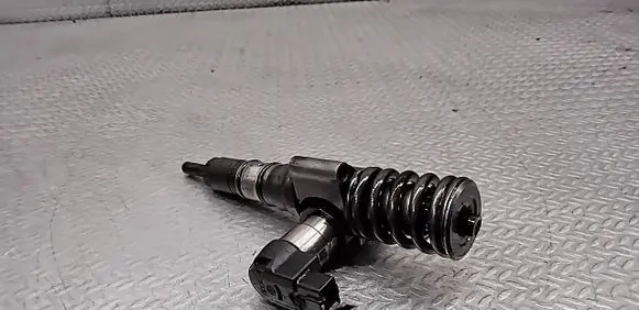 Volkswagen PASSAT B6 Fuel injector 03G130073T
